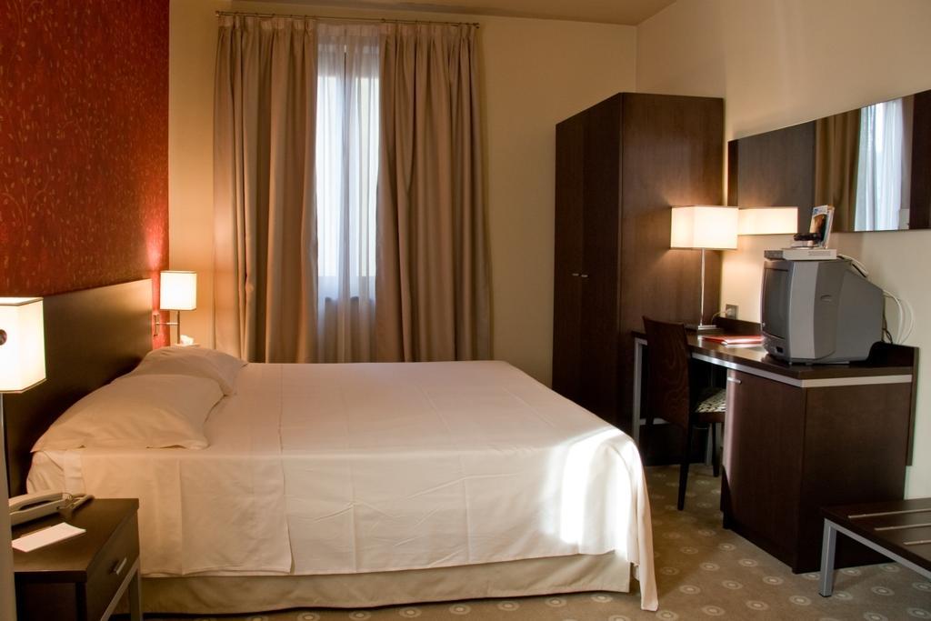 Hotel Fortyfive Chivasso Phòng bức ảnh